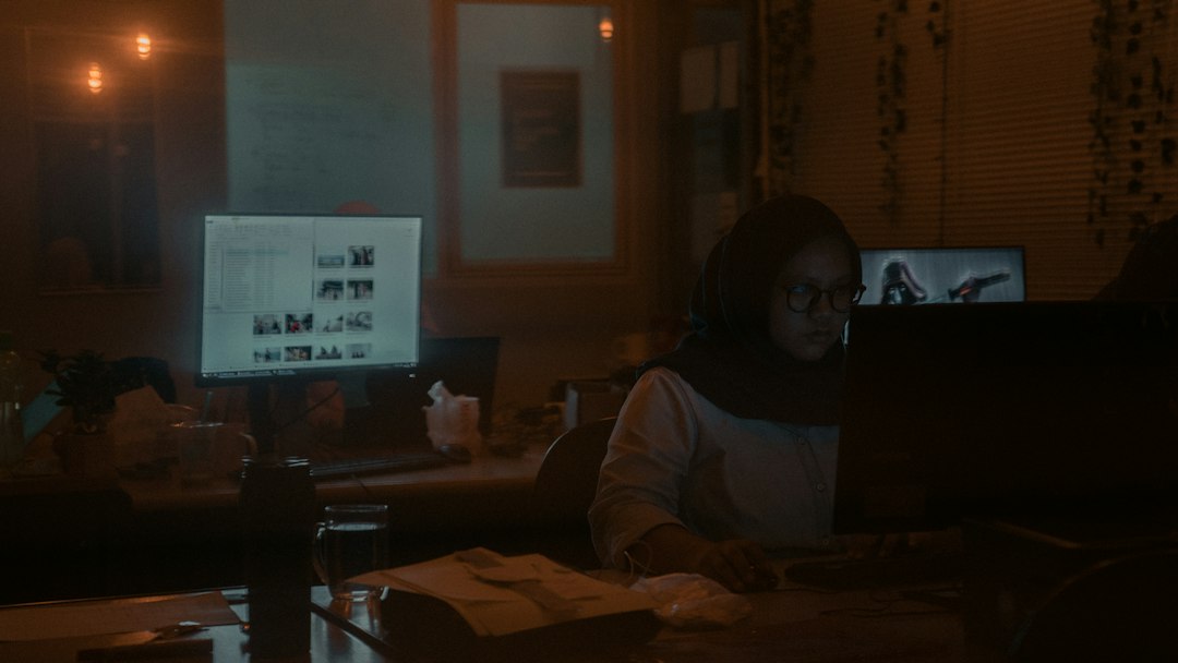 Pekerja menganalisis data di depan monitor
