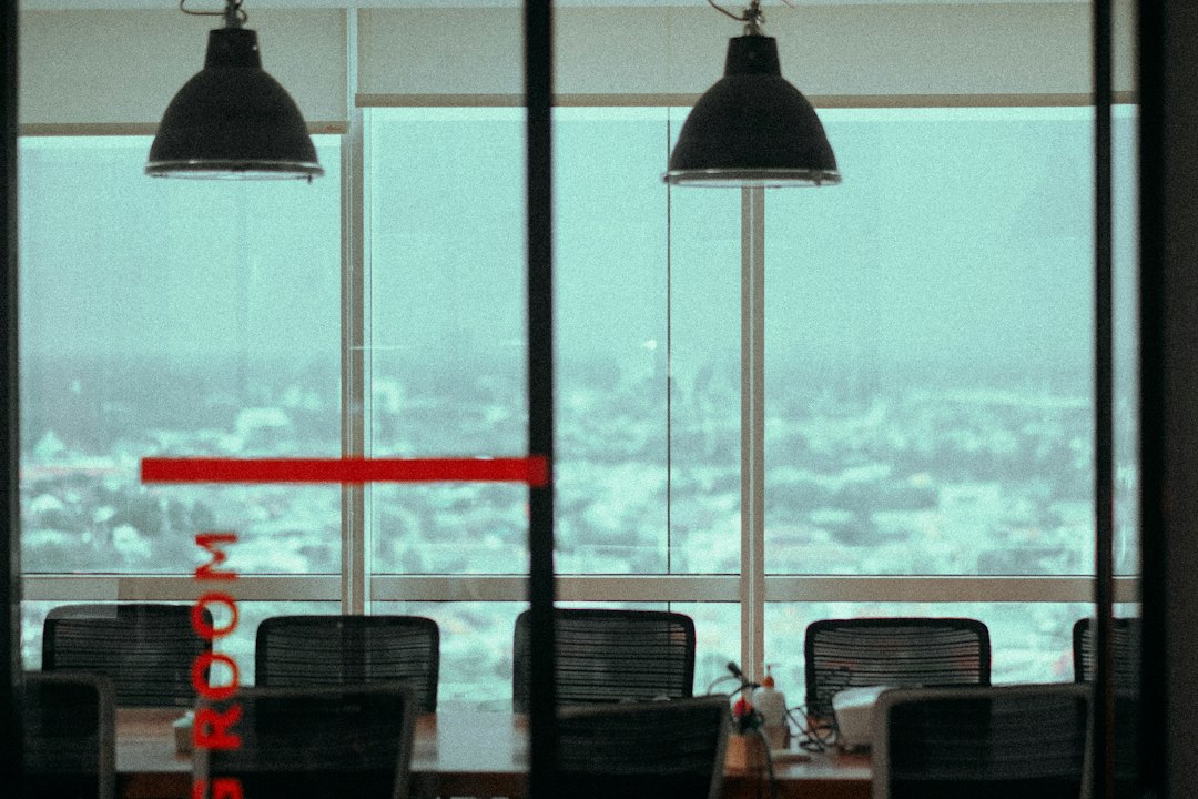 Kolaborasi profesional dalam lingkungan kantor