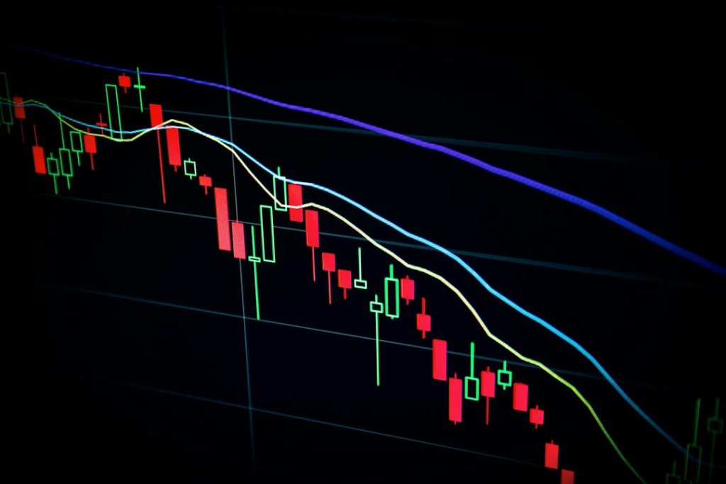 Grafik pasar keuangan sebagai ilustrasi strategi investasi saham
