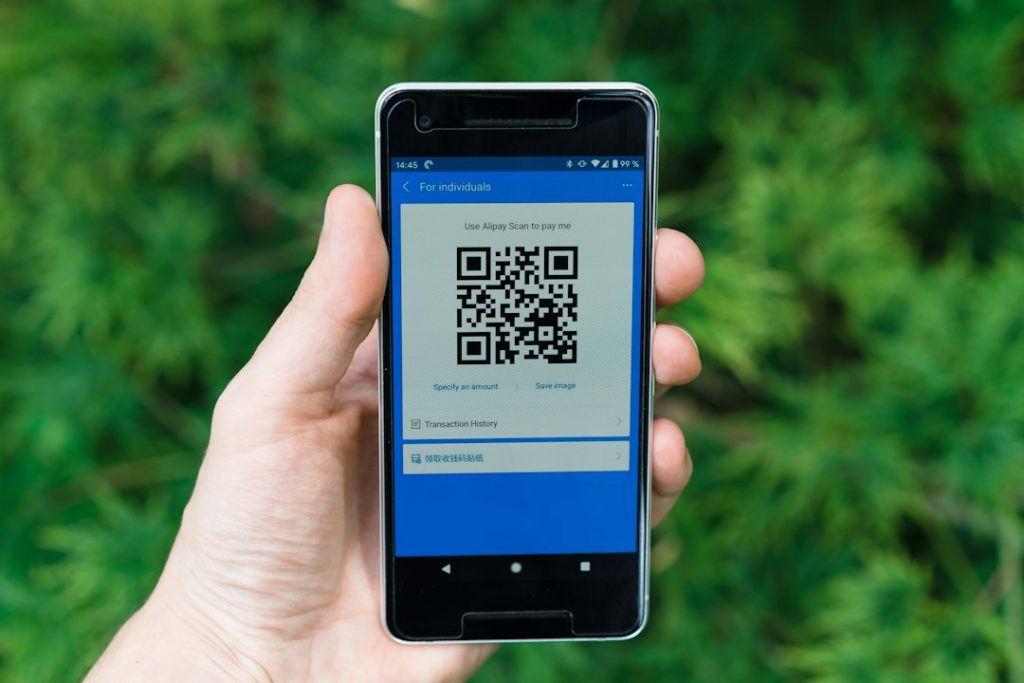 Pembayaran melalui aplikasi dan kode QR