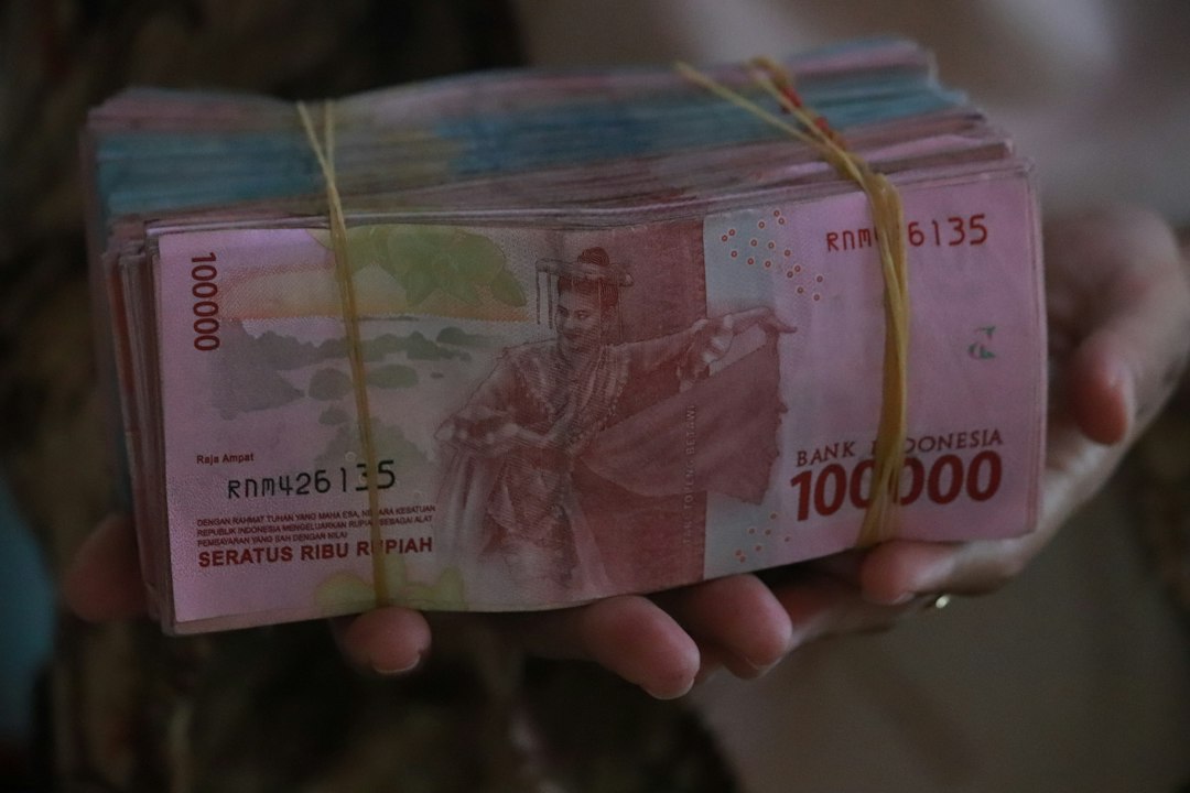 Uang rupiah sebagai ilustrasi pengelolaan keuangan dan nilai tukar