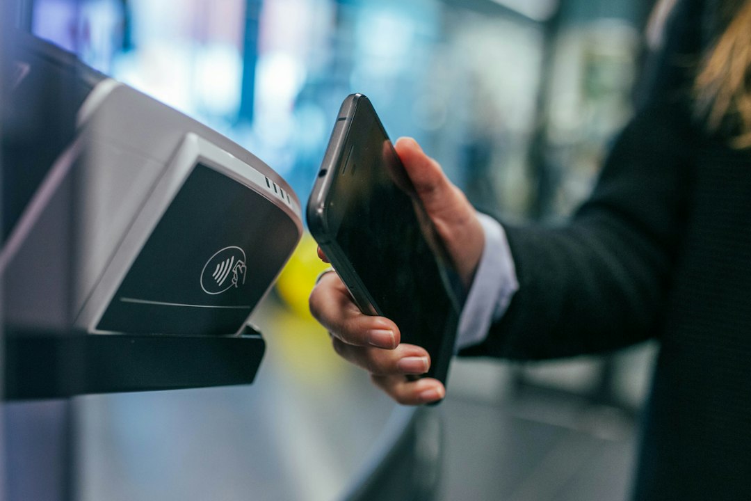 Pembayaran digital menggunakan ponsel dan terminal pembayaran